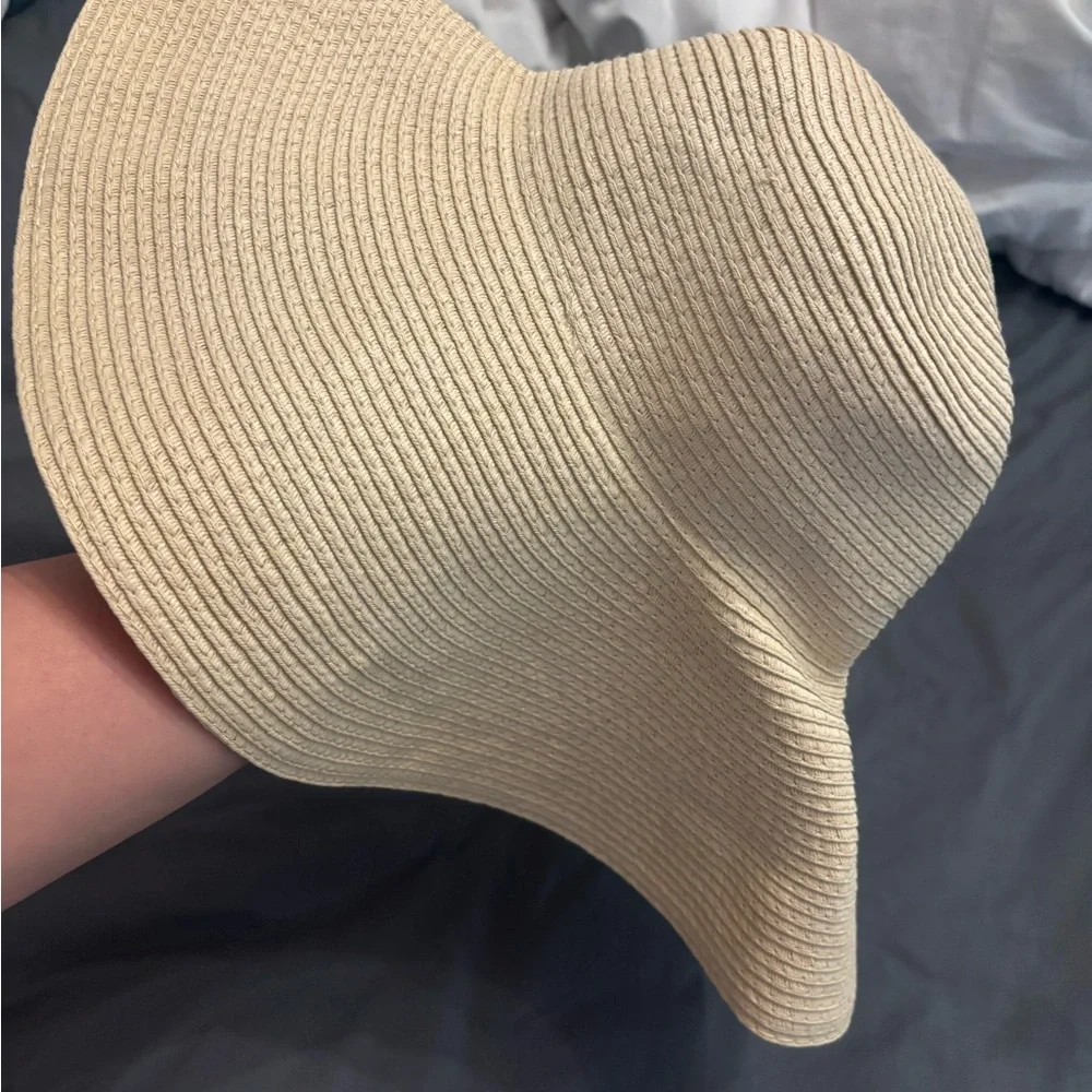 Tan Wide-Brimmed Hat Elegant Summer Accessory - Picture 3 of 3